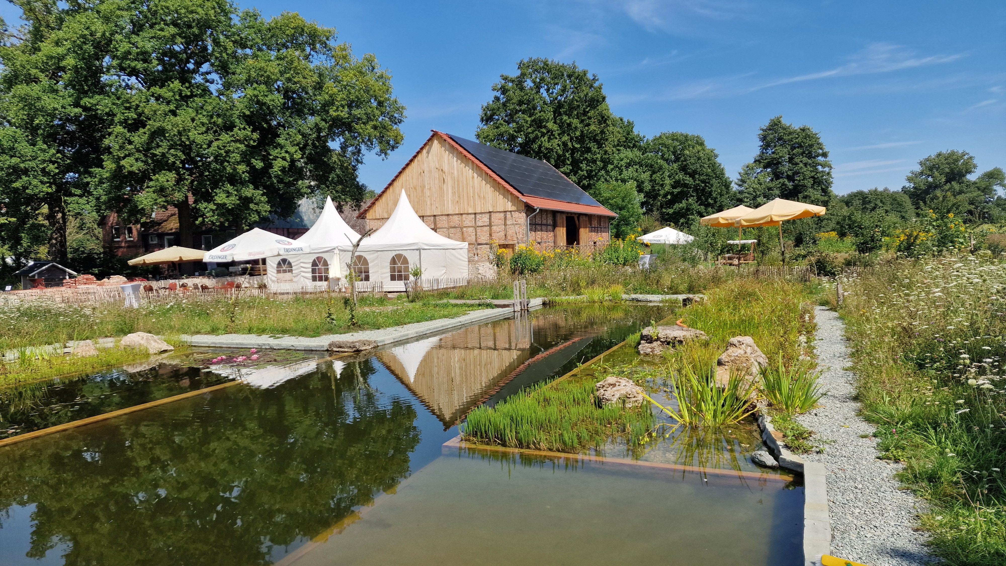 Foto Scheune und Teich